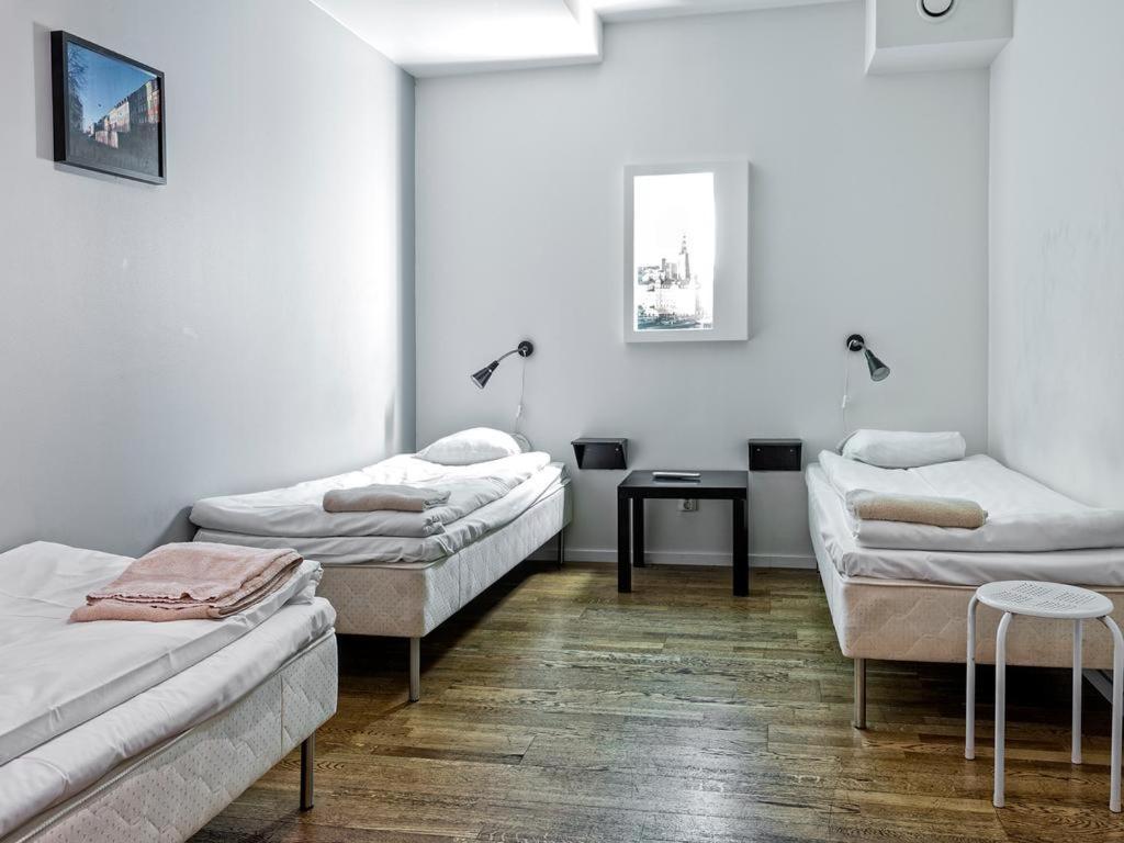 Dreibettzimmer mit Gemeinschaftsbad (ohne Fenster)